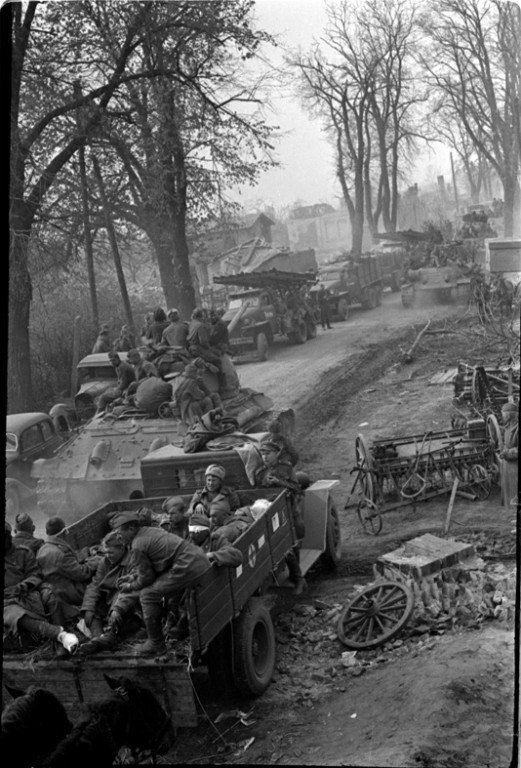 Берлин, апрель 1945 года. Эвакуация раненных в ближайшее учебное учреждение.